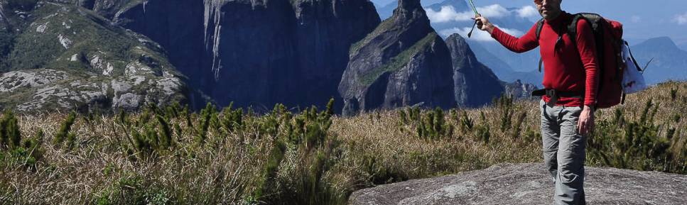 No alto do Morro da Luva, admirando o Garrafão e a Pedra do Sino, no 2o dia da travessia do Parque Nacional da Serra dos Órgãos, no Rio de Janeiro